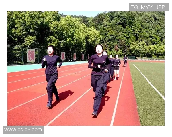 力量与荣耀并存足球巨星展现无与伦比的强壮体魄与斗志